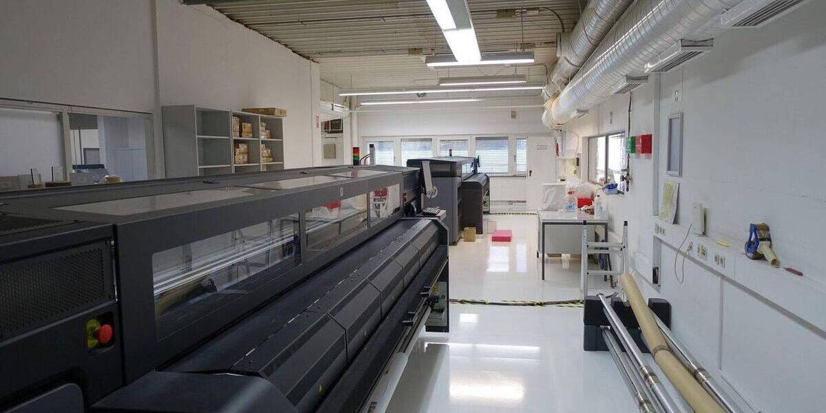 Grundstück (3.383 m²) mit Produktionshalle (900 m²) und Bürogebäude (590 m²) zimmer