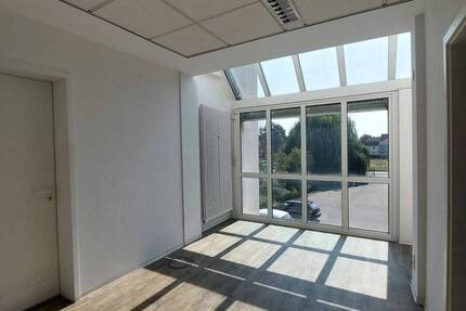 Gewerbeobjekt Frankfurt am Main / Niederursel Niederursel - 8 Zimmer, 236 m&sup2;, 2.500&euro; | Angebot:23986423