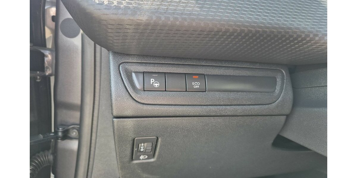 Peugeot 2008 Allure, Klima, Navi, Pano, Carplay,Leder, Sit 70.550 km 9.590 &euro; Rodgau 63110