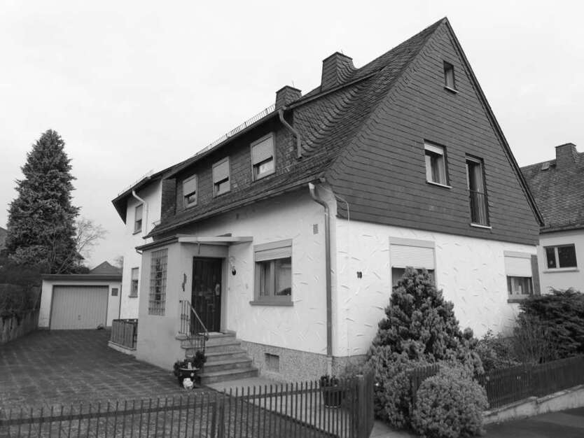 Haus zum Kaufen in Weilrod 299.000 € 220 m²