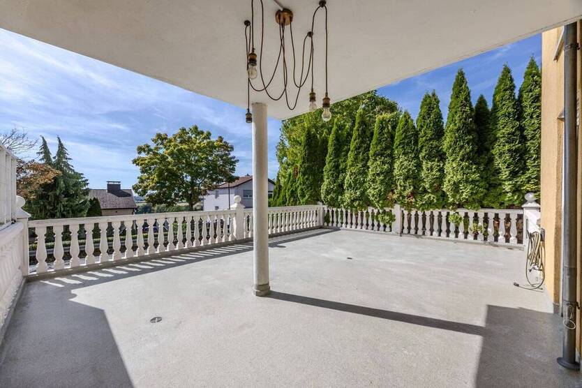 Schicke Maisonette-Wohnung mit sehr großer Sonnenterrasse und 2 Stellplätzen!