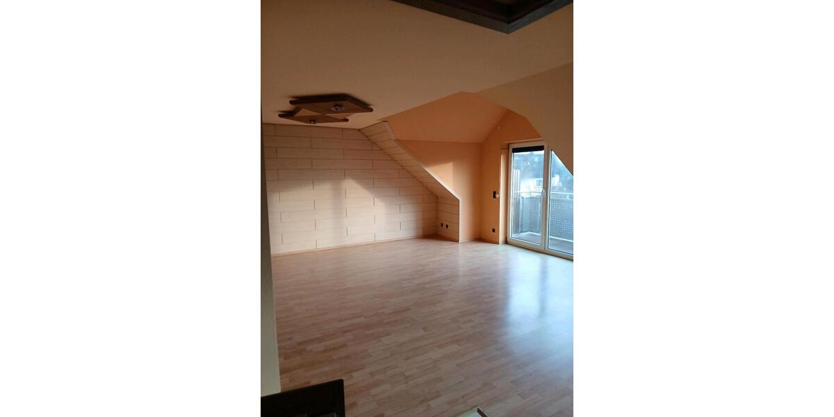 3 Zimmer DG- Wohnung mit Balkon, Garage & Klimaanlage. 3 zimmer