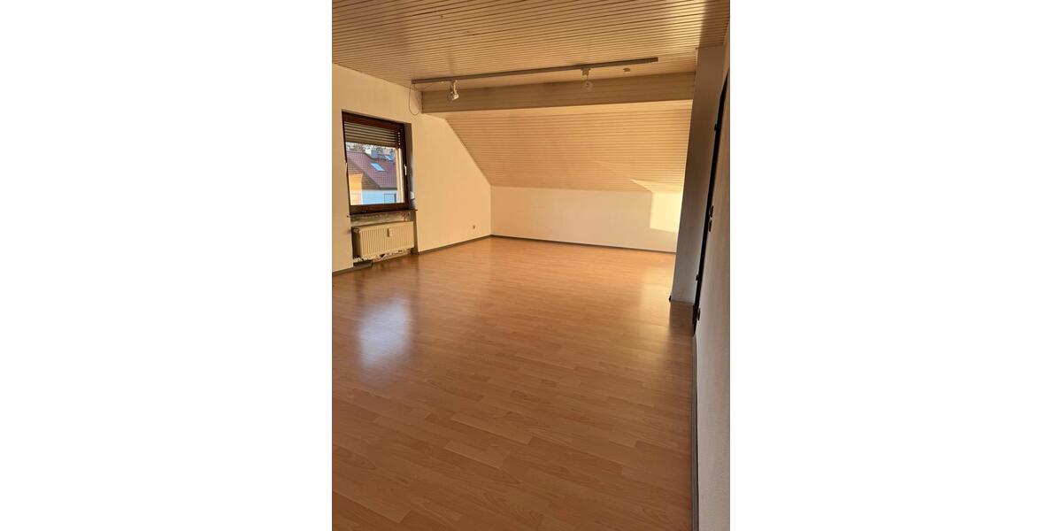 Dachgeschoßwohnung Rüsselsheim am Main - 3 Zimmer, 73 m&sup2;, 950&euro; | Angebot:25170156