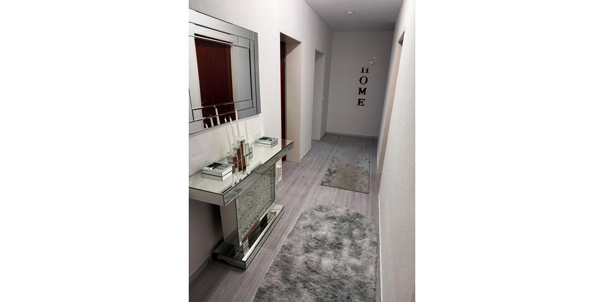 Schöne große 4 Zimmer Wohung 1 zimmer