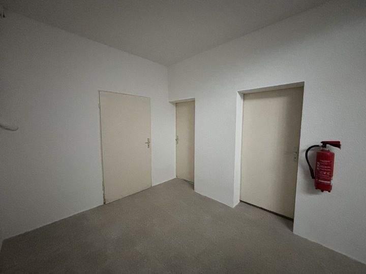 Lagerfläche im Untergeschoss - Zugang über wenige Stufen, Be- und Entladeflächen vorhanden zimmer