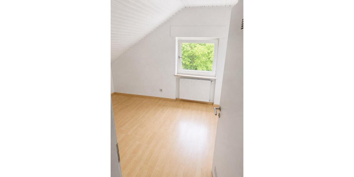 Dachgeschoßwohnung Bischofsheim - 4 Zimmer, 78 m&sup2;, 1.150&euro; | Angebot:26412896