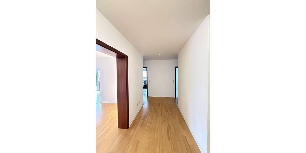 Helle 4-Zimmer-Eigentumswohnung mit Balkon, Einbauküche & Stellplatz in Frankfurt-Bergen-Enkheim 4 zimmer