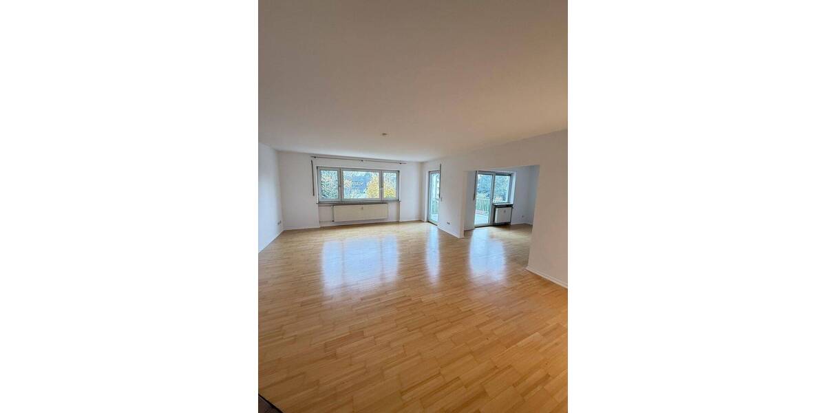 Helle 4-Zimmer-Eigentumswohnung mit Balkon, Einbauküche & Stellplatz in Frankfurt-Bergen-Enkheim 4 zimmer