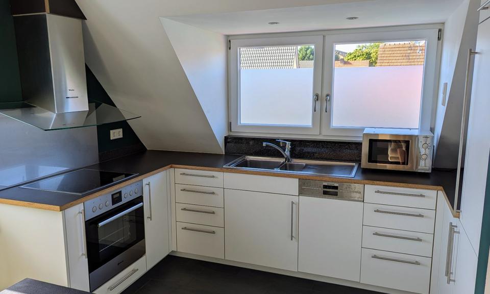 Moderne Single-Dachgeschosswohnung (voll möbliert) 2 zimmer