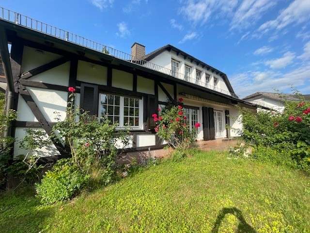 Einfamilienhaus Dreieich - 8 Zimmer, 230 m&sup2;, 4.000&euro; | Angebot:25569696