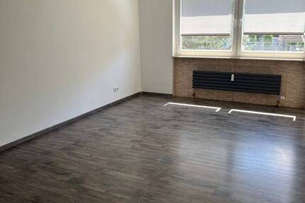 Gut geschnittene Etagen-Wohnung mit Balkon in ruhiger Lage