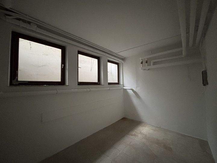 Lagerfläche im Untergeschoss - Zugang über wenige Stufen, Be- und Entladeflächen vorhanden zimmer