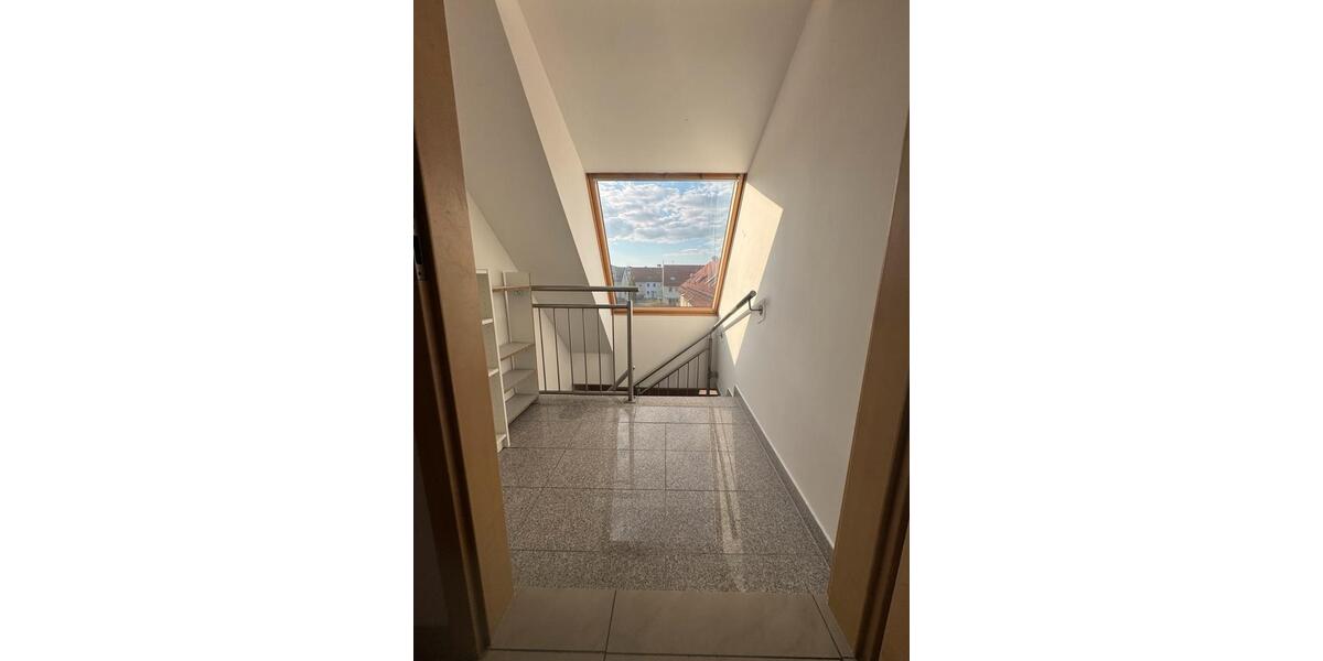 Dachgeschoßwohnung Raunheim - 2 Zimmer, 60 m&sup2;, 1.200&euro; | Angebot:26413339