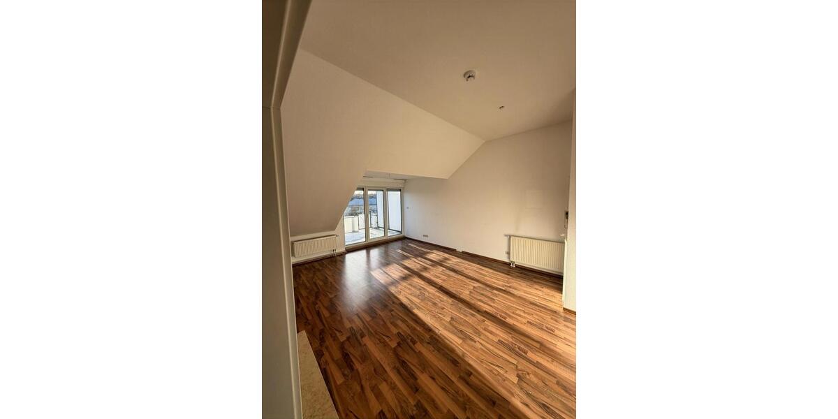 Lichtdurchflutete, charmante Dachgeschosswohnung mit Küche & Balkon 2 zimmer