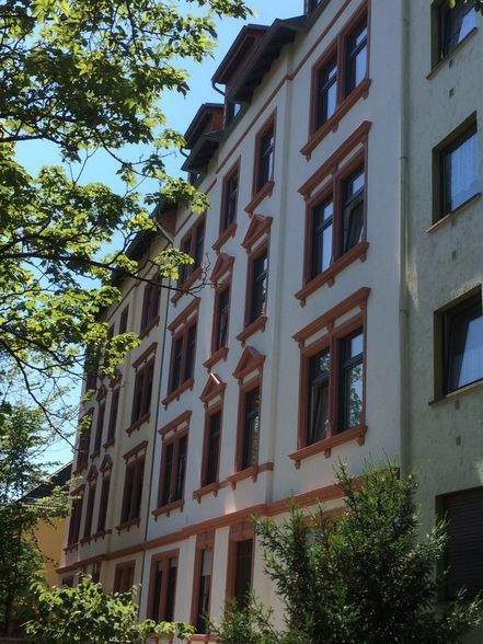 Saniertes und aufgeteiltes Mehrfamilienhaus mit 9 Wohneinheiten, 2 Doppel- und 3 Einzelgaragen und 4 PKW-Stellplätzen 2 zimmer