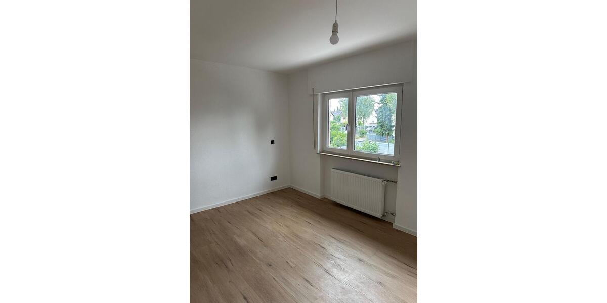 Frisch sanierte 2-Zimmer-Wohnung mit 300qm Garten Nähe Flughafen zimmer