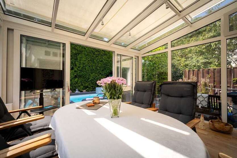 Modernisiertes Haus mit Pool & Garten in Frankfurt