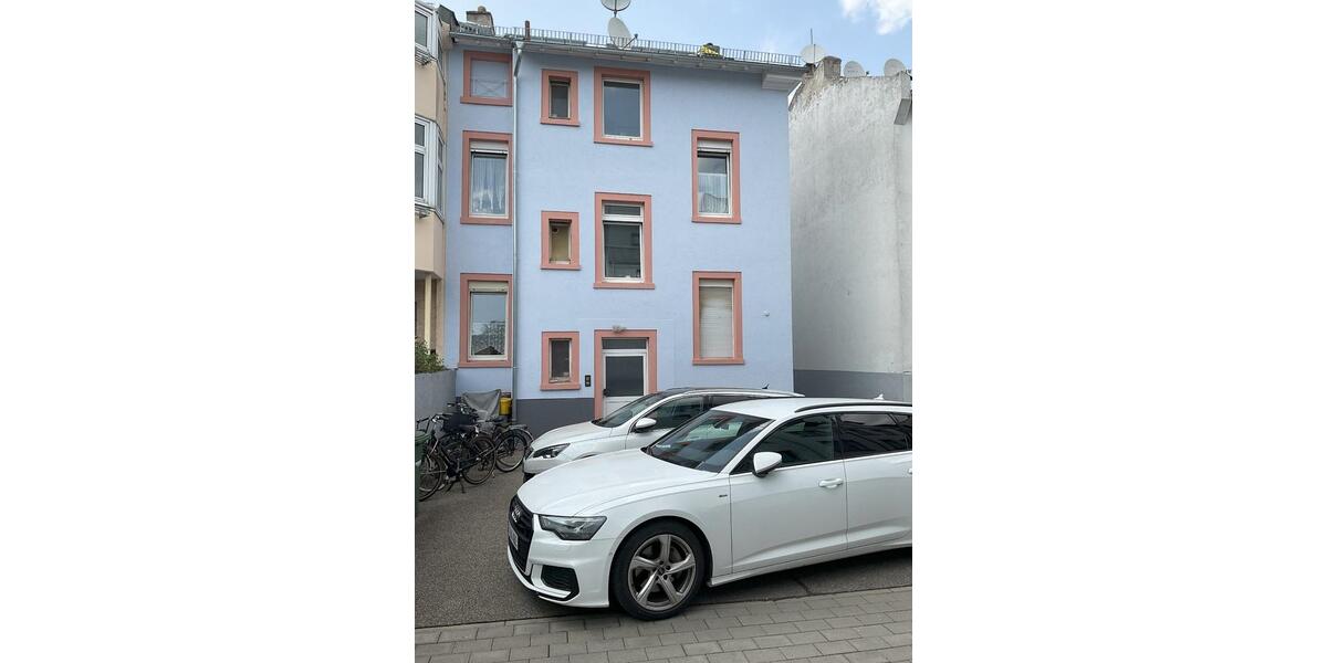 3-Familienhaus in zentraler Lage: Eine Wohnung sofort beziehbar 9 zimmer
