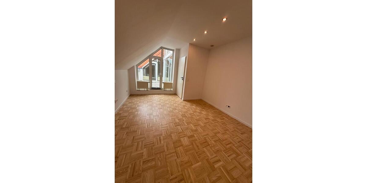 Dachgeschoßwohnung Oberursel (Taunus) - 4 Zimmer, 100 m&sup2;, 1.100&euro; | Angebot:26416269
