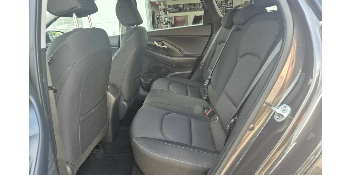 Hyundai i30 YES! Plus Navigation, Panoramadach, LED, Sport 89.202 km 12.890 &euro; Rodgau 63110