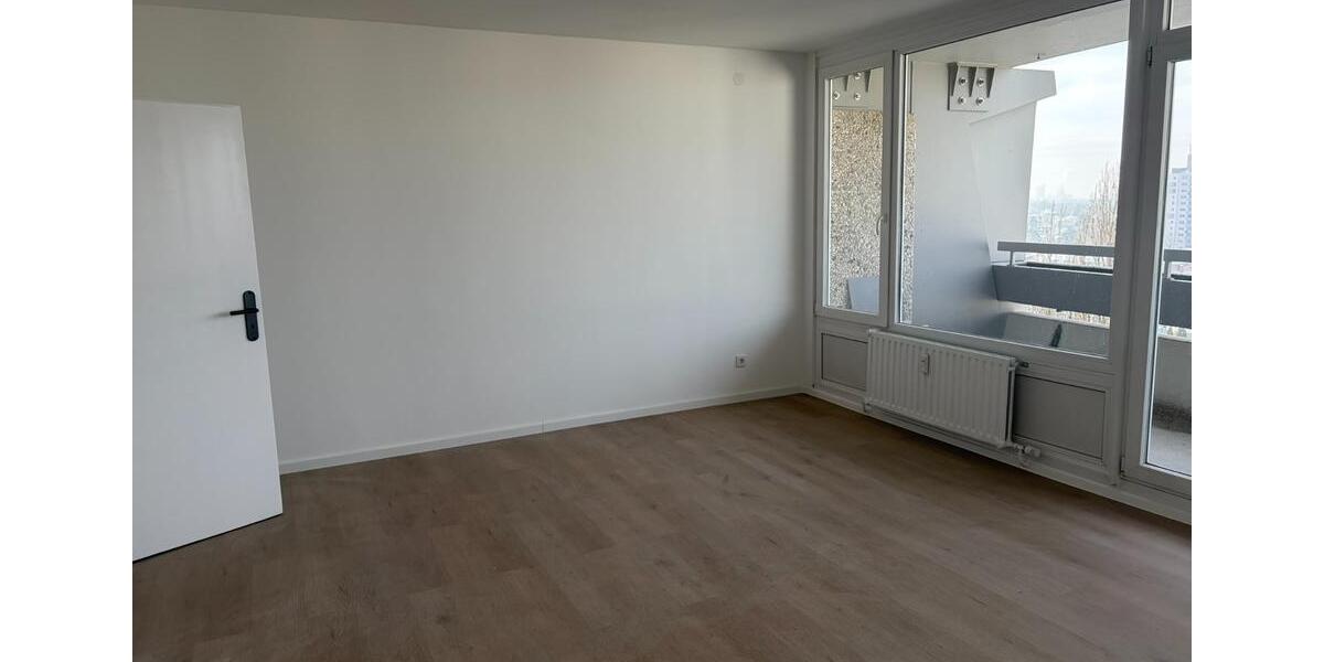 Erstbezug nach Sanierung: 4 Zi. Luxus-Wohnung im 11. OG Balkon 4 zimmer