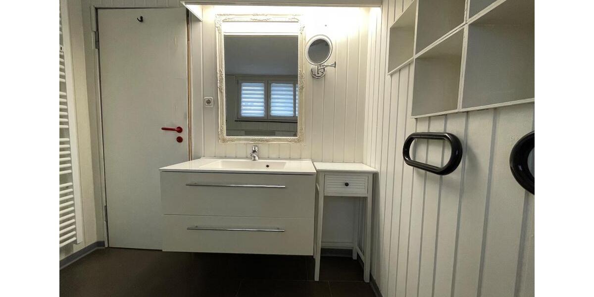 Helle, möblierte Dachgeschosswohnung mit Klimaanlage in Bessungen 2 zimmer