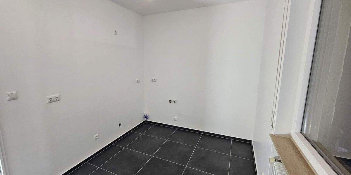 Frisch sanierte, sonnige 2-Zimmer-Wohnung mit Süd-Loggia & TG-Stellplatz - ruhig & zentral 2 zimmer