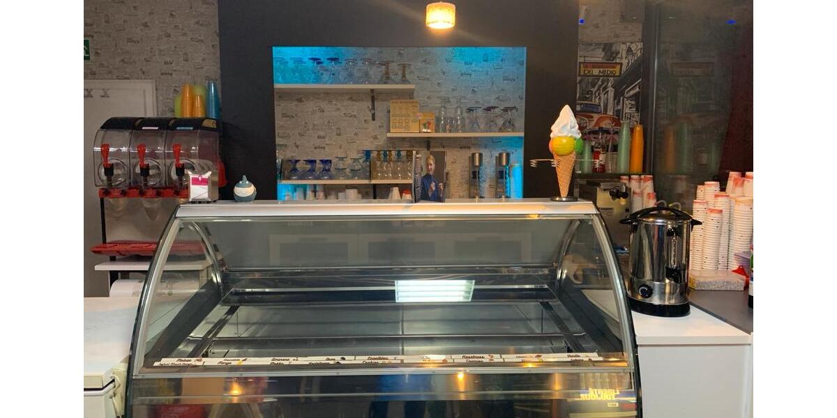 EIS CAFÉ & BEKEREI ECKE MIT SCHANK GASTSTÄTTE . Eissaison beginnt zimmer