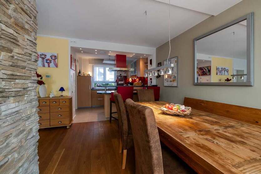 Modernisiertes Haus mit Pool & Garten in Frankfurt
