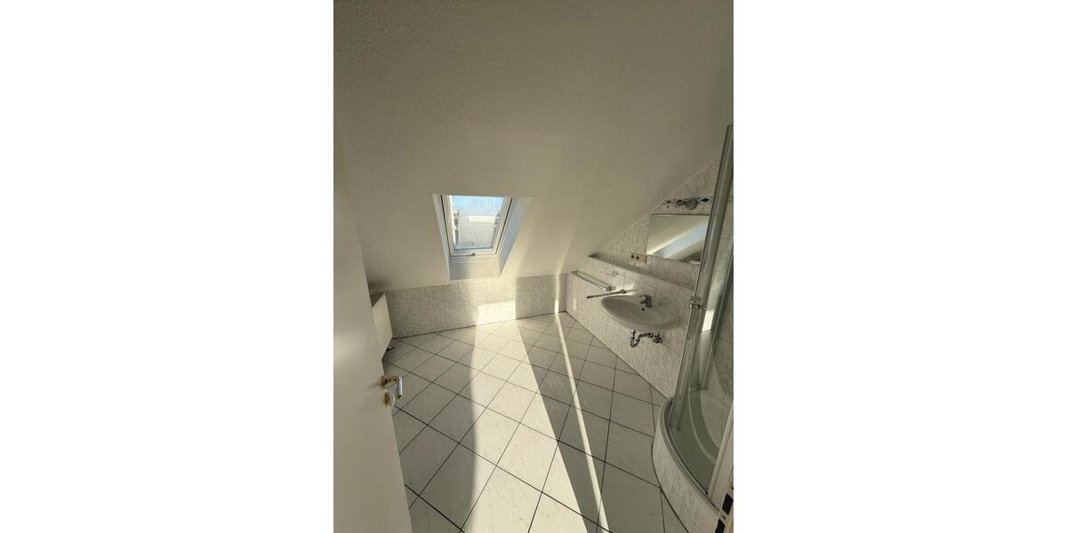 Lichtdurchflutete, charmante Dachgeschosswohnung mit Küche & Balkon 2 zimmer