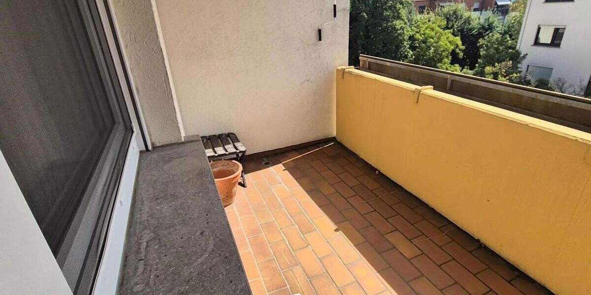 Frisch sanierte, sonnige 2-Zimmer-Wohnung mit Süd-Loggia & TG-Stellplatz - ruhig & zentral 2 zimmer