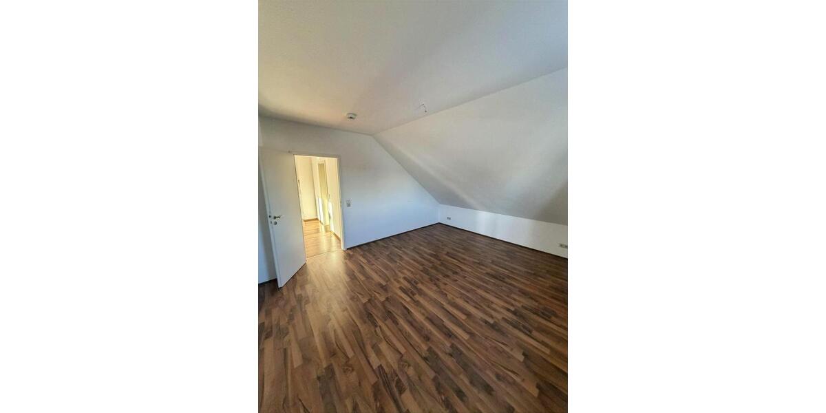 Lichtdurchflutete, charmante Dachgeschosswohnung mit Küche & Balkon 2 zimmer