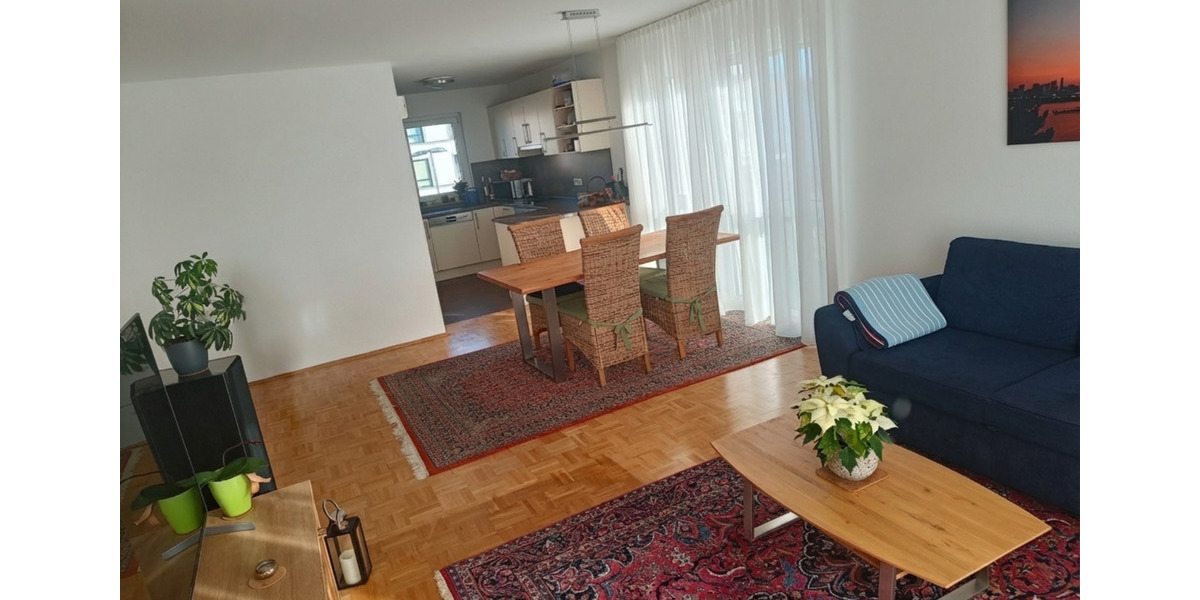 Komfortable Wohnung mit Balkon, Aufzug und Tiefgaragenstellplatz 3 zimmer