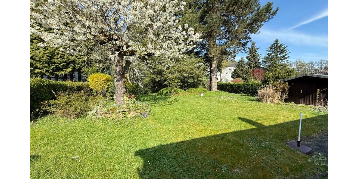 Schwalbach: Ruhig wohnen am Grüngürtel – Bungalow mit großem Garten und vielseitigem Raumangebot - Einfamilienhaus Schwalbach | Angebot:26534677
