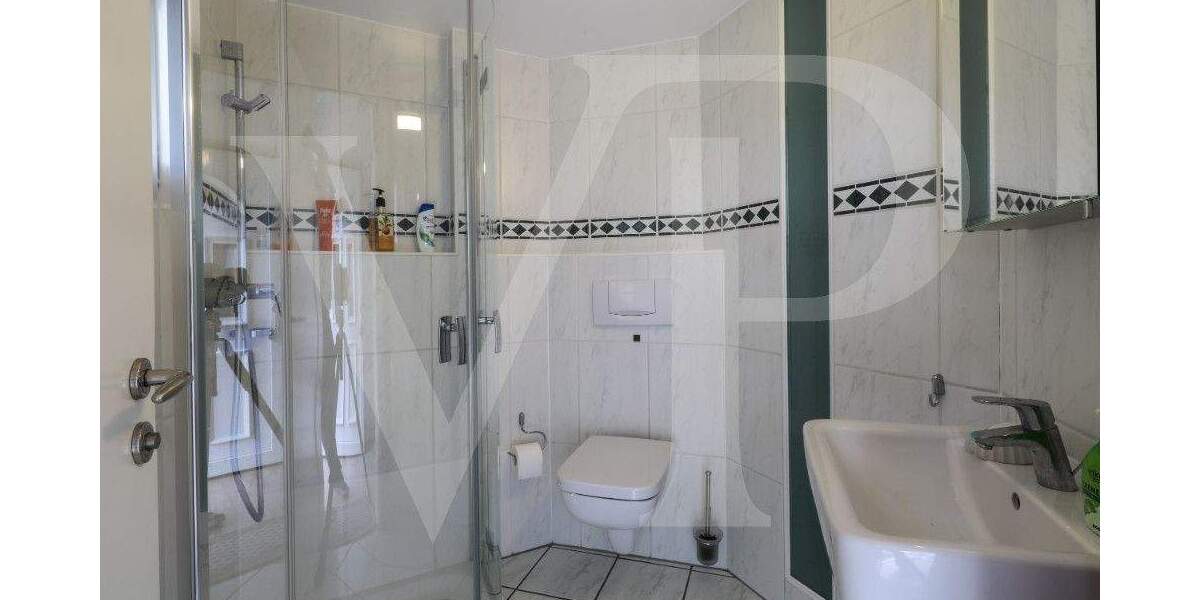 Privatsphäre, Weitblick, Wertigkeit: EFH mit Gartenidyll, Gästehaus, Apt., Kamin, EBK, Doppelgarage 7 zimmer