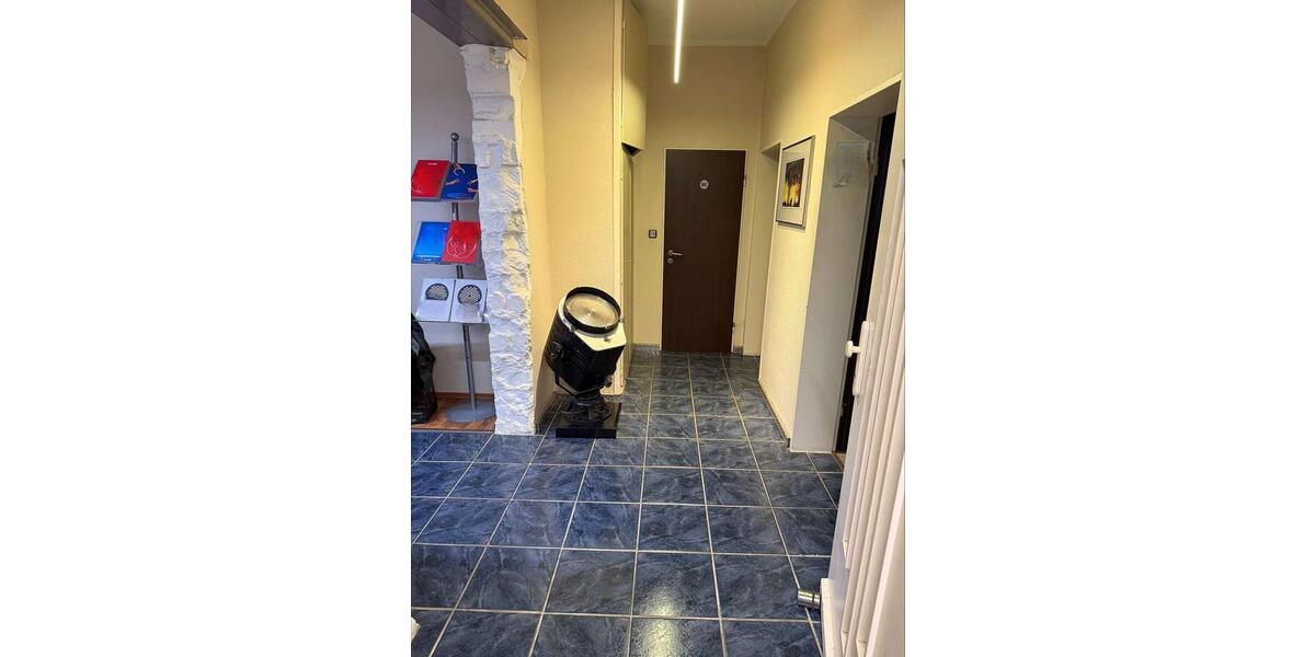 Kompakte Bürofläche inklusive praktischem Lager. zimmer