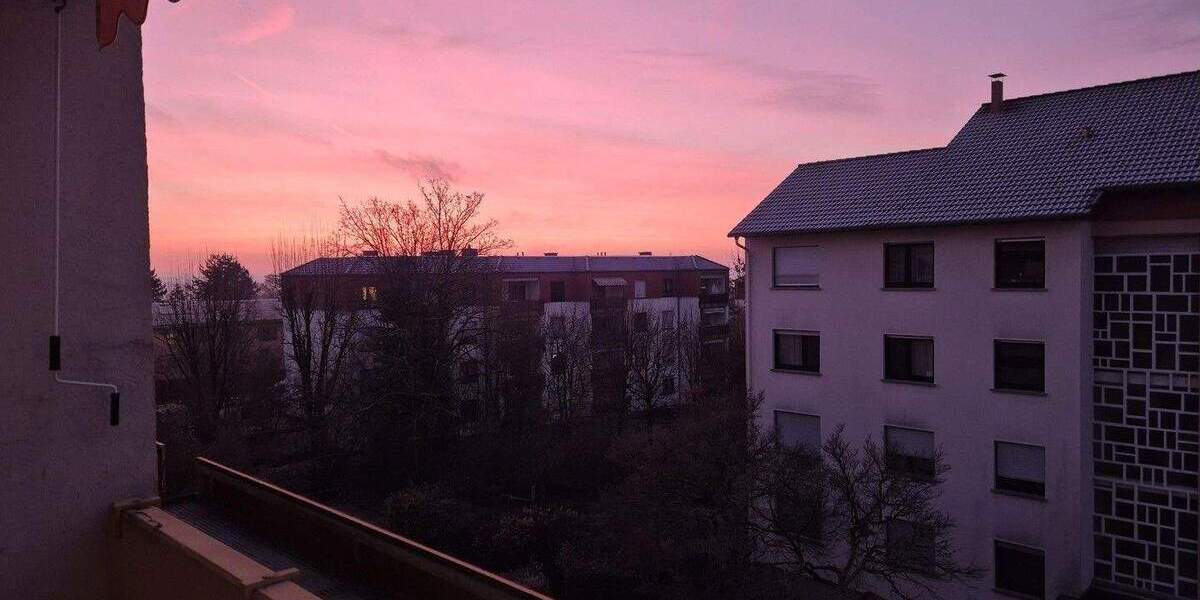 Frisch sanierte, sonnige 2-Zimmer-Wohnung mit Süd-Loggia & TG-Stellplatz - ruhig & zentral 2 zimmer