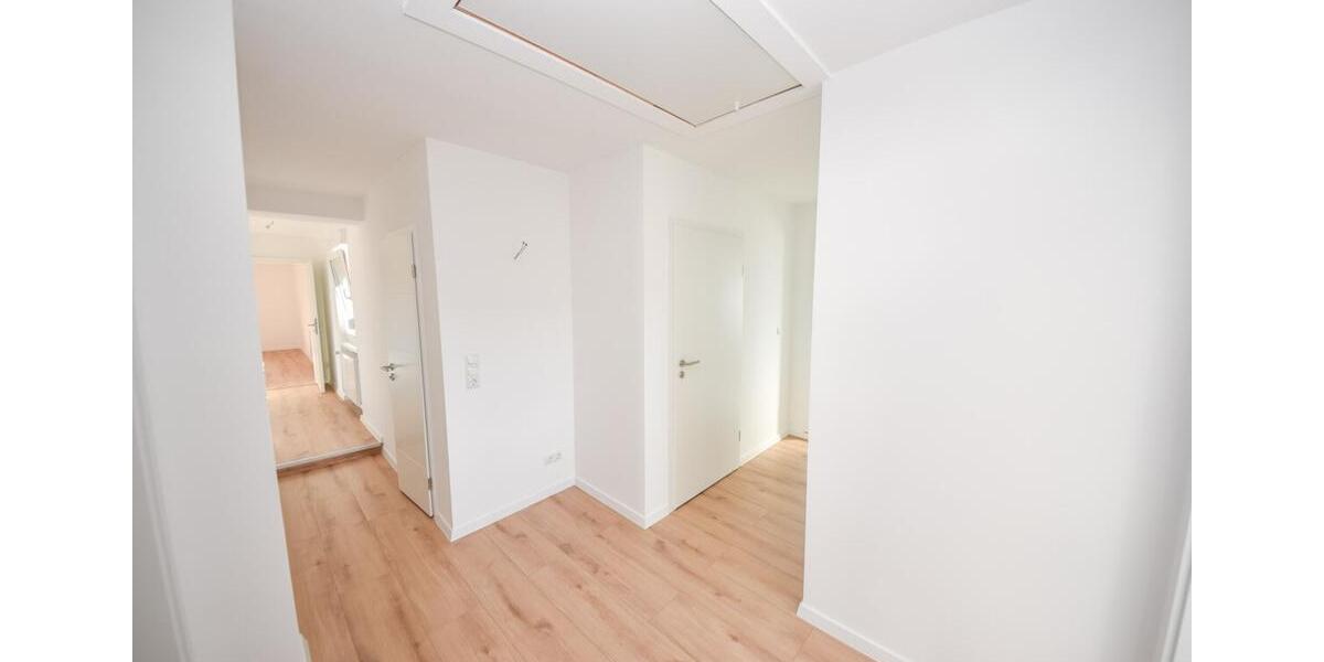 DIETZ: SANIERTE 4-Zimmer-Wohnung - 1. Obergeschoss im 2-Familienhaus! 12 Garage + 2 PKW-Außenplätze zimmer