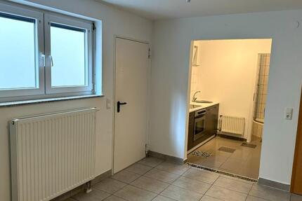 Perfekt für Pendler: Ruhige Soutterainwohnung zimmer