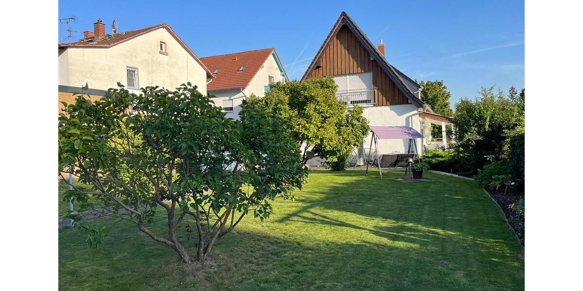 Haus 1-2 Familien, 8 Zimmer,schönem Garten sowie Parkplätze 8 zimmer