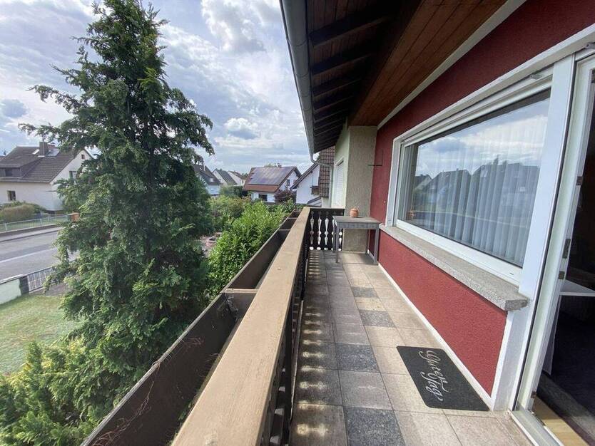Großzügiges Zweifamilienhaus mit großen Gärten, Terrasse & Garage in ruhiger Lage