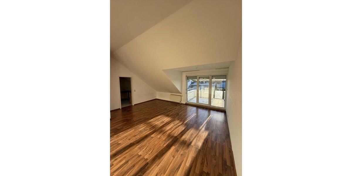 Lichtdurchflutete, charmante Dachgeschosswohnung mit Küche & Balkon 2 zimmer