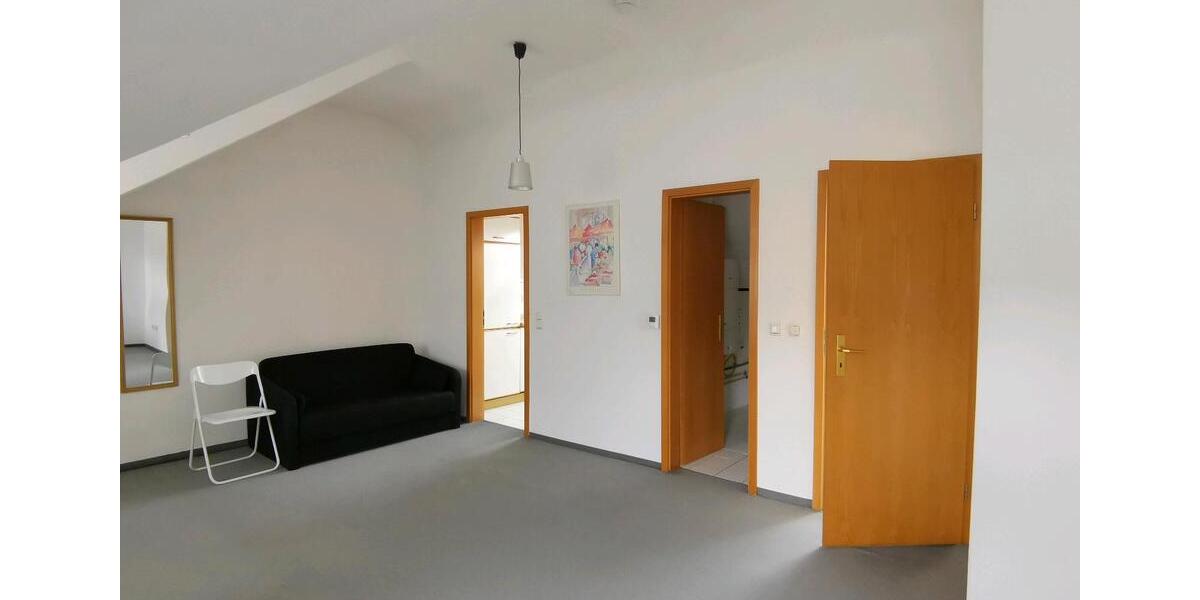 Frankfurt, Nähe MainS-Bhf, ruhiges Dachstudio mit EBK 1 zimmer