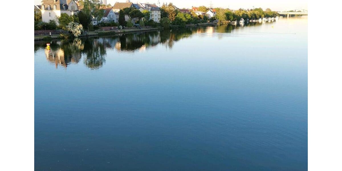 Frankfurt, Nähe MainS-Bhf, ruhiges Dachstudio mit EBK 1 zimmer