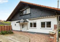 Charmantes Zweifamilienhaus mit großzügiger Wohnfläche, 2 Terrassen, Garten und Stellplätzen