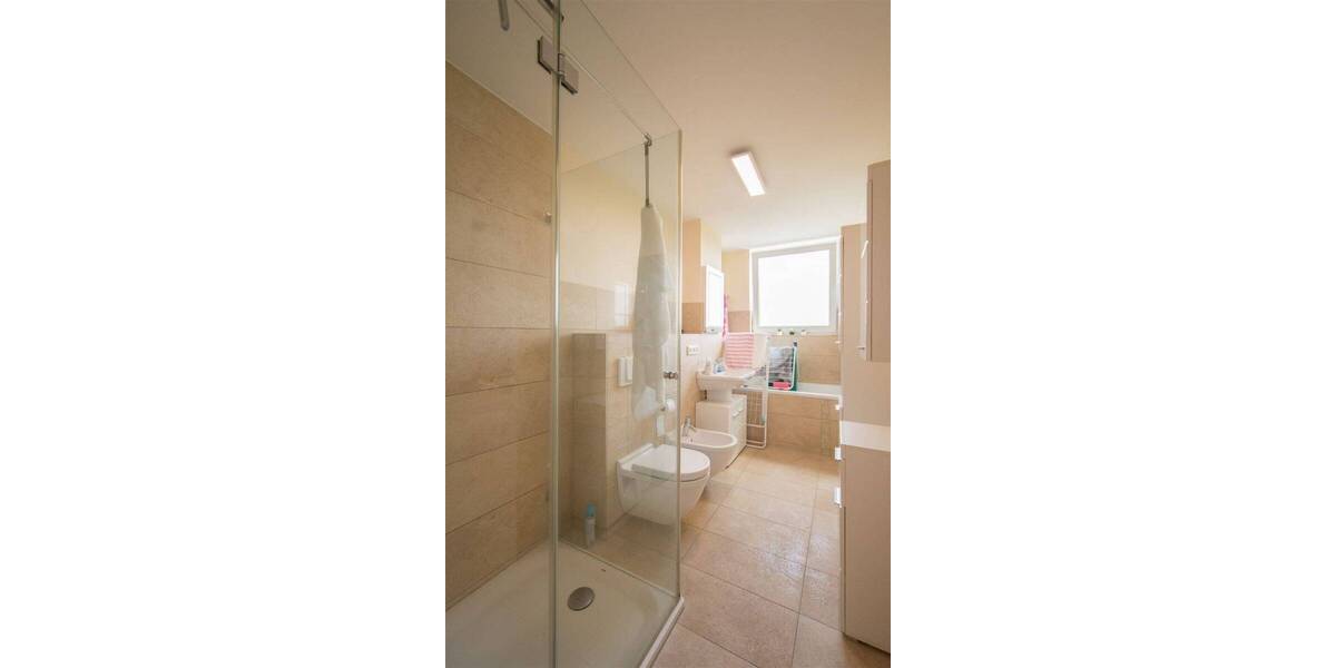 Moderne 3-Zimmerwohnung mit Panorama Skylineblick, EBK, Kellerabteil und TG-Platz! 3 zimmer