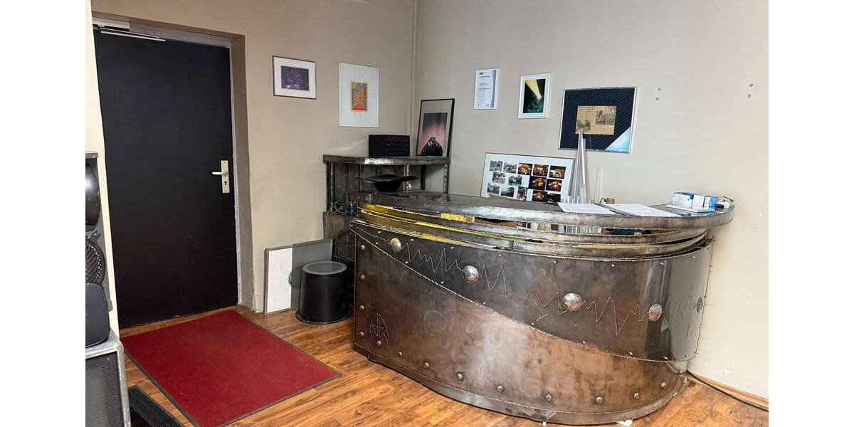 Kompakte Bürofläche inklusive praktischem Lager. zimmer