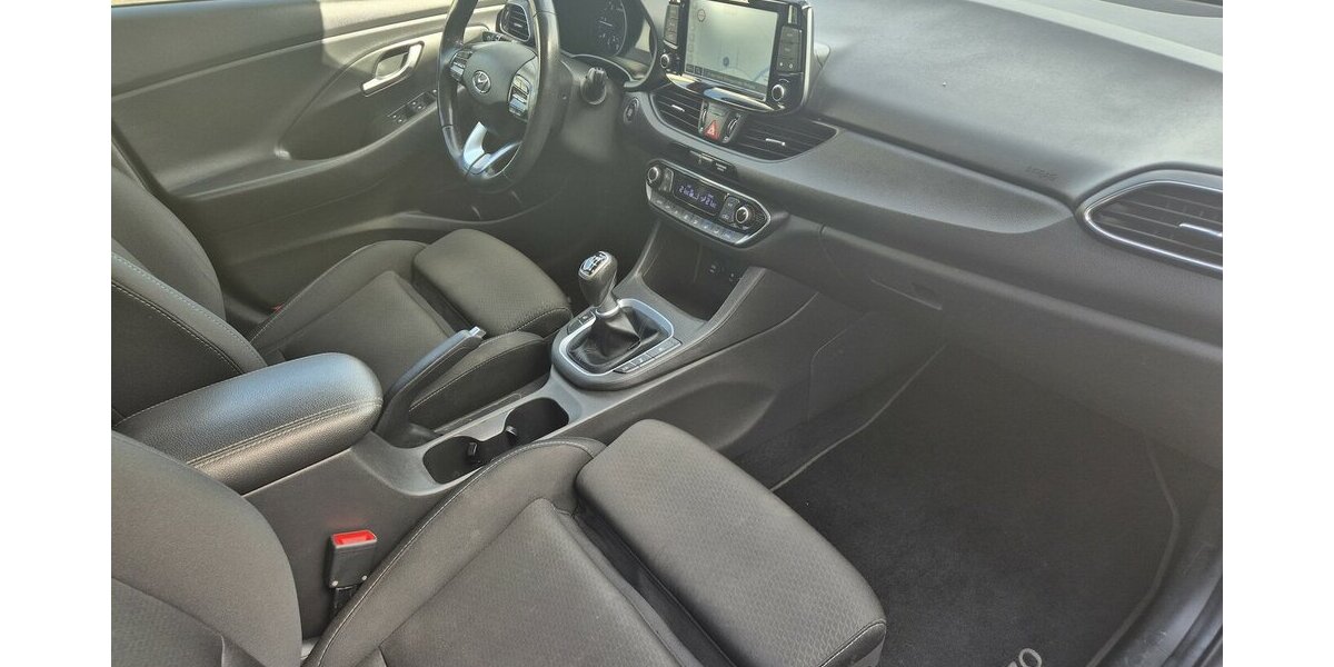 Hyundai i30 YES! Plus Navigation, Panoramadach, LED, Sport 89.202 km 12.890 &euro; Rodgau 63110