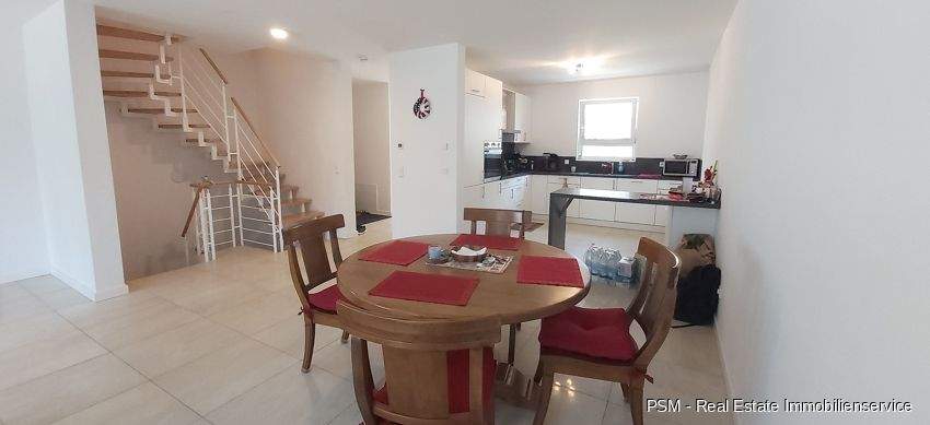 *Gehobenes und modernes Niedrigenergie Reiheneckhaus mit Terrasse und Garten in bevorzugter Lage* 6 zimmer