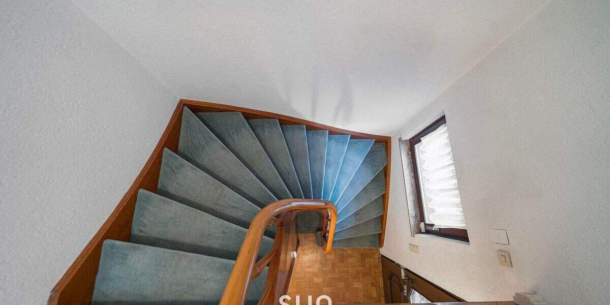 CHARMANTES EINFAMILIEN-ECKHAUS mit großem Grundstück, nah am Main - mit viel Potenzial 7 zimmer